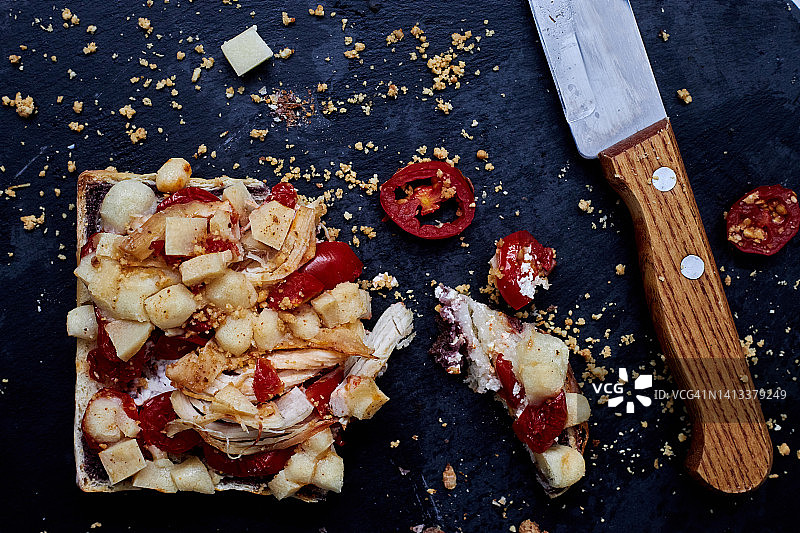 用餐刀切吐司图片素材