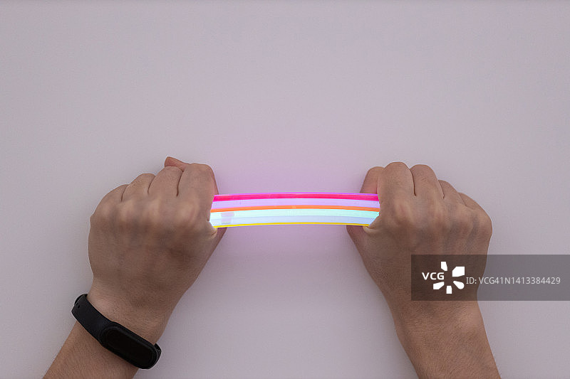 手持荧光棒的特写图片素材