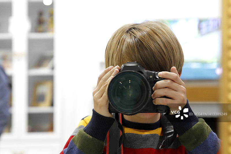 小男孩用相机拍照图片素材