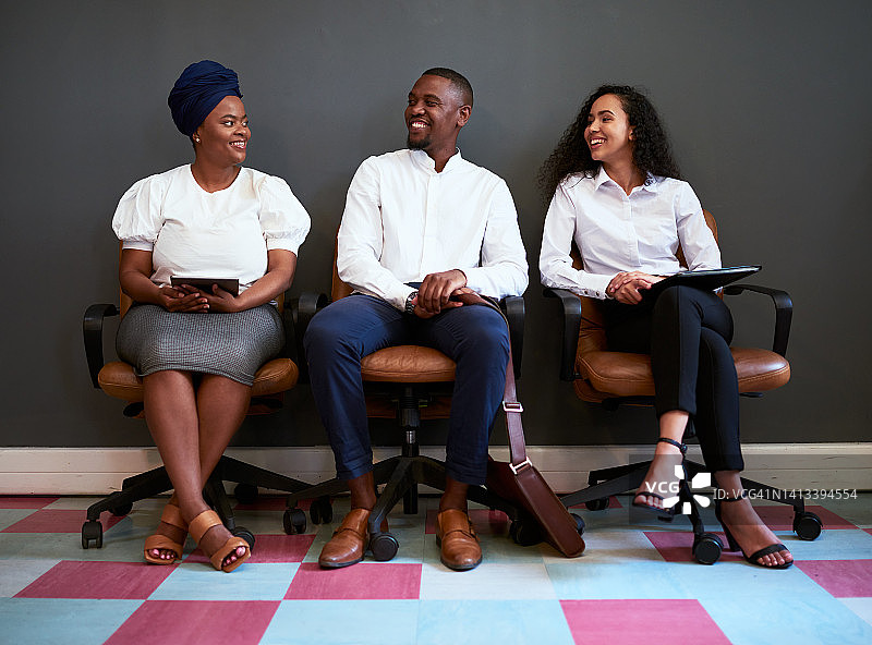 等待面试的年轻团队图片素材