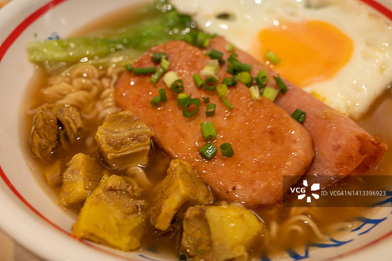 火腿牛腩公仔面图片素材