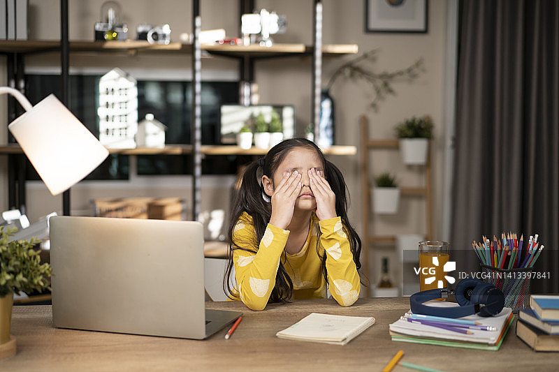 小女孩听网课感到无聊图片素材