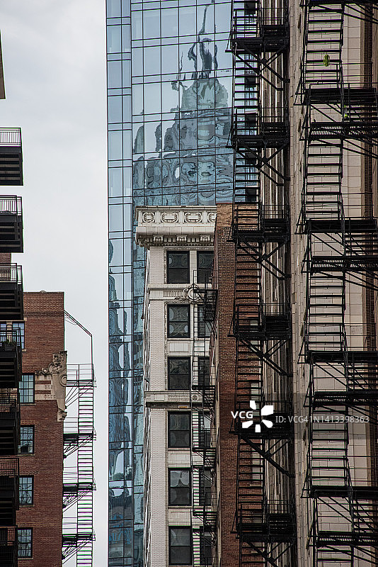 芝加哥高层建筑上的消防通道图片素材