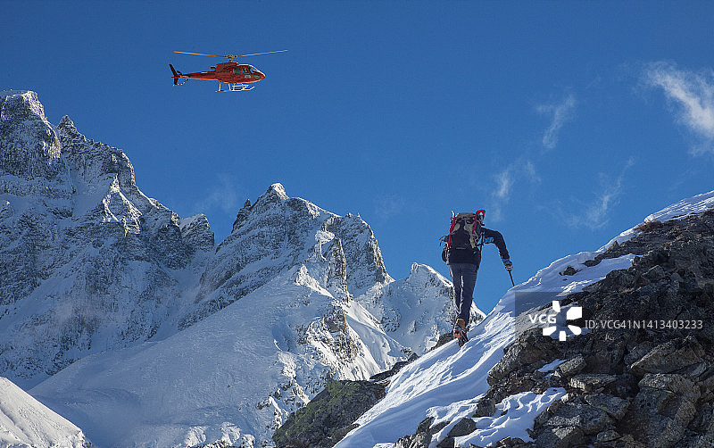 直升机飞越登山者图片素材