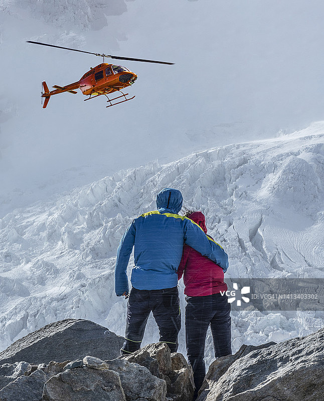 等待直升机救援的登山者图片素材