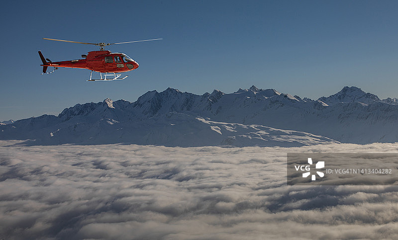 冬季群山中的直升机图片素材