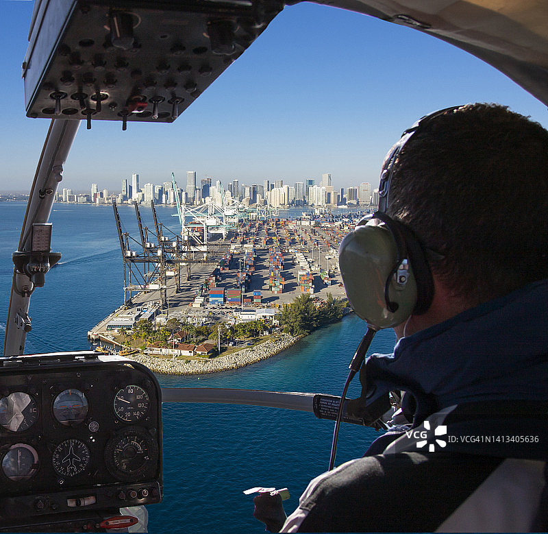 直升机飞越迈阿密港图片素材
