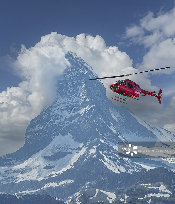 直升机飞越马特洪峰图片素材