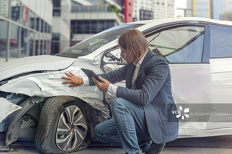 交通事故后拍摄汽车照片图片素材