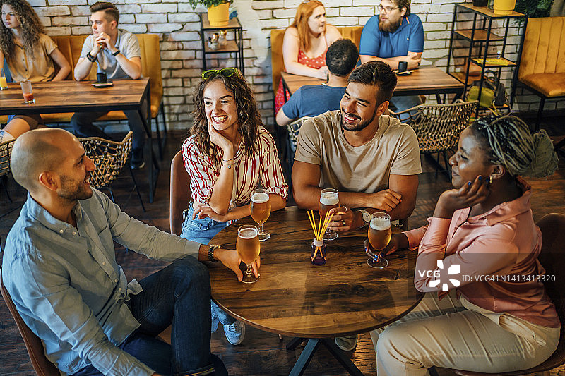 快乐的朋友们在酒吧里图片素材