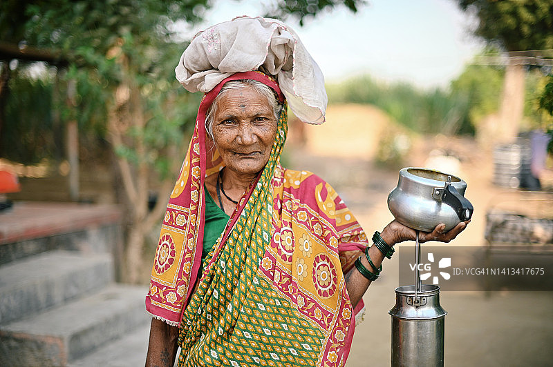 印度乡村年长妇女肖像图片素材