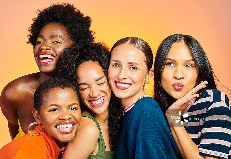 快乐的年轻女人和朋友们自拍，展现友谊图片素材