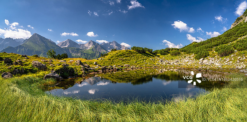 德国巴伐利亚阿尔高阿尔卑斯山的高山湖泊图片素材