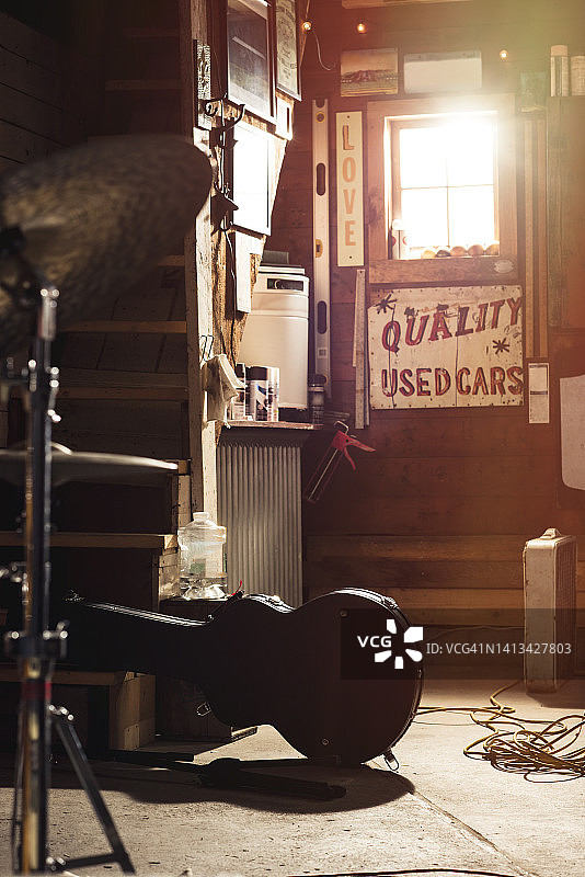 车库台阶附近的吉他盒图片素材