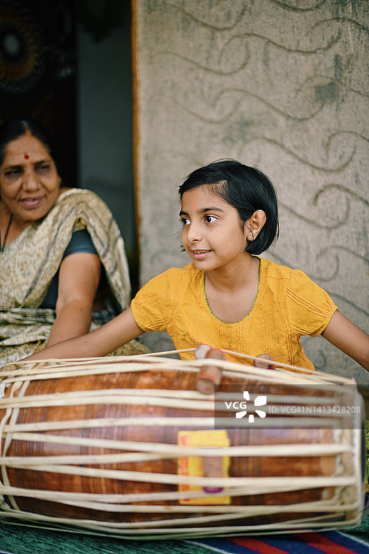 演奏塔布拉鼓的女孩图片素材