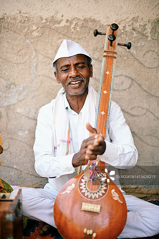 一位面带微笑、鼓掌的老年男人图片素材