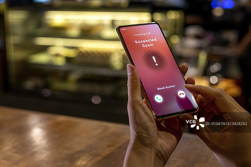 接到未知来电的疑似垃圾电话的人图片素材