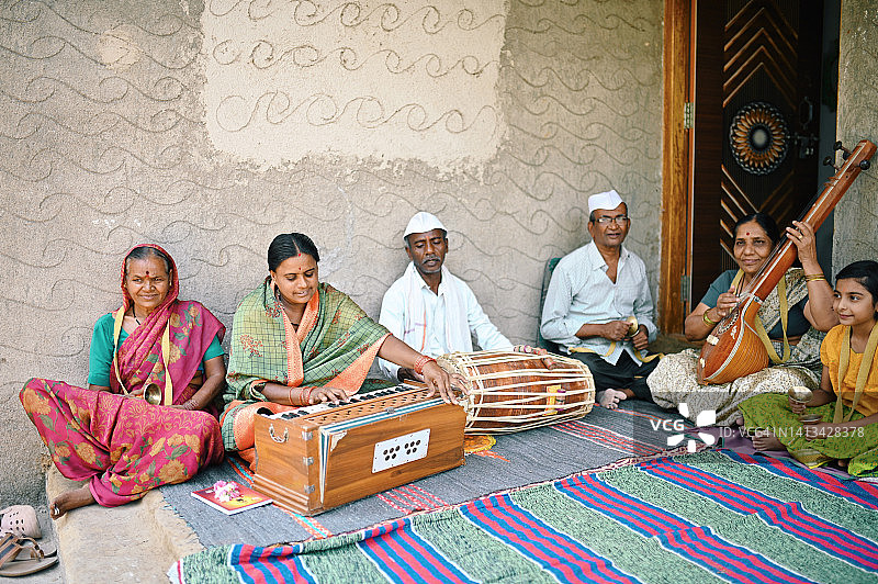 一群人在乡村演奏不同的乐器图片素材
