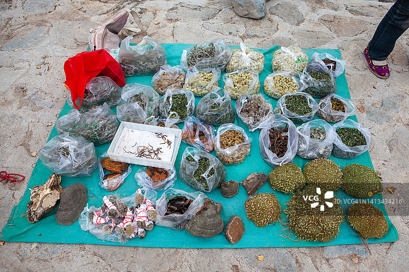 街头市场出售的草药图片素材