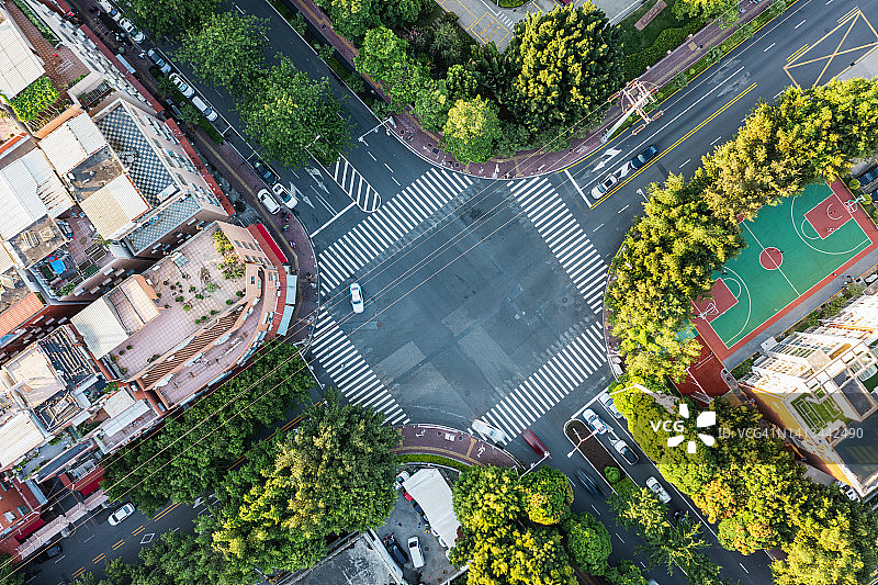 阳光下十字路口俯拍图片素材