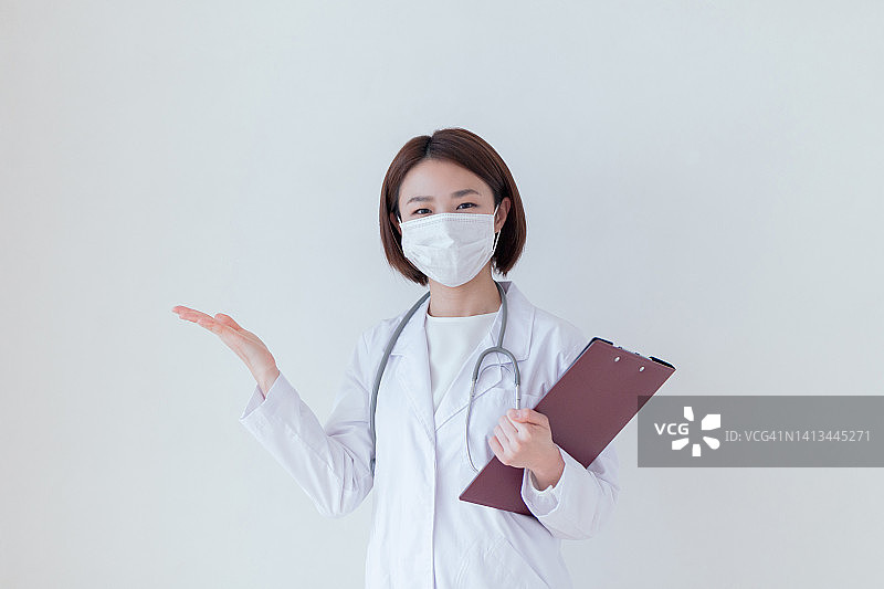 身穿白色外套的女人肖像图片素材