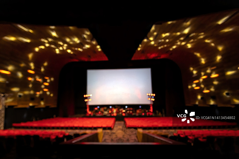 空电影院和音乐会舞台上的照明投影屏幕图片素材