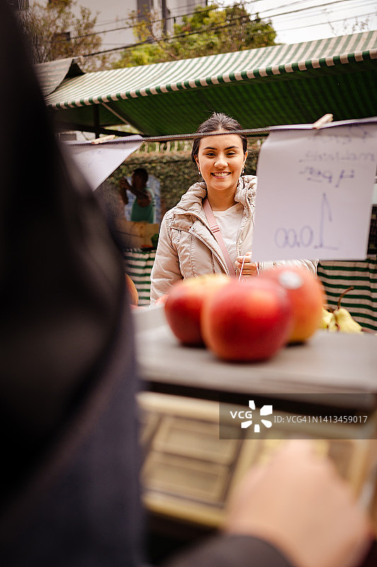 水果商人和顾客图片素材