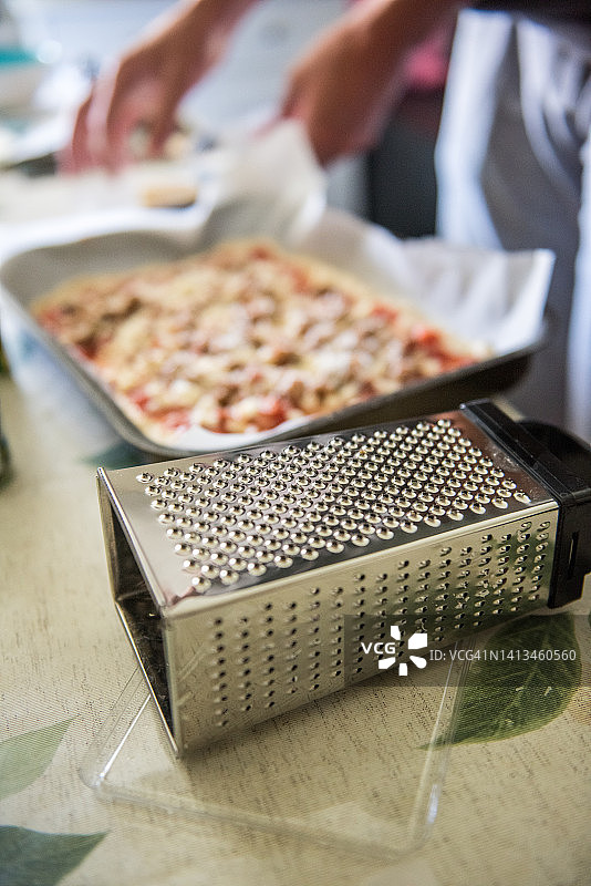 盒子刨丝器和火腿香肠四味披萨图片素材