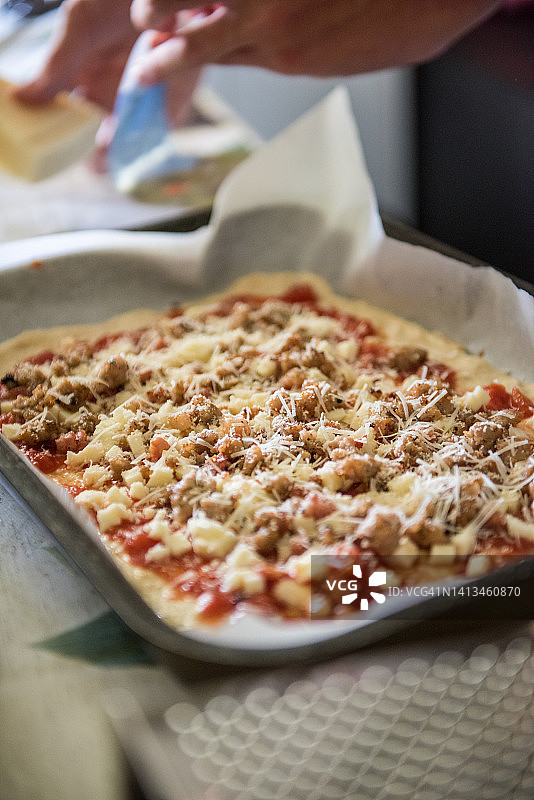 自制四种奶酪火腿香肠披萨图片素材