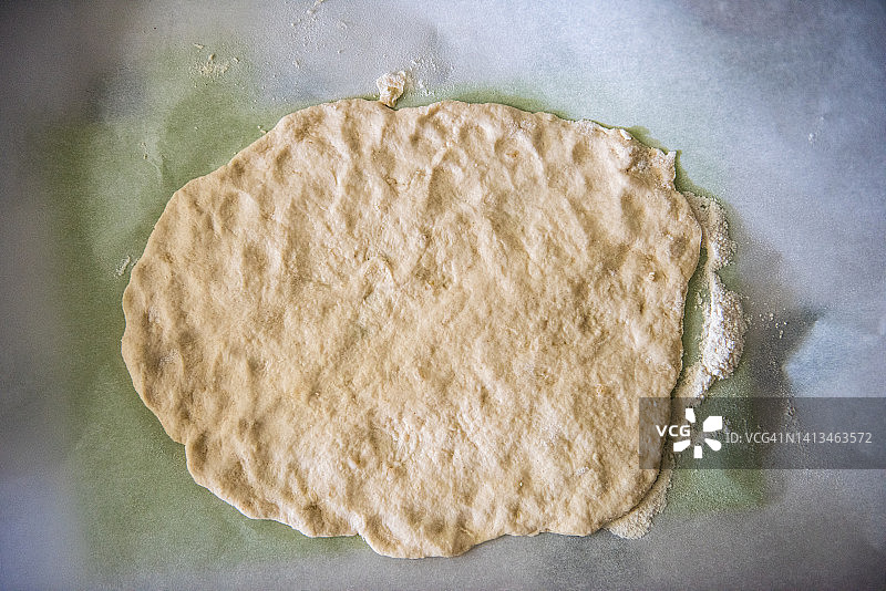 拉伸的比萨面团图片素材