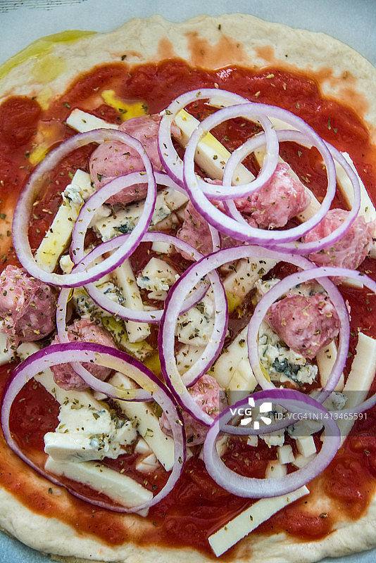 自制披萨配戈贡佐拉香肠红洋葱图片素材
