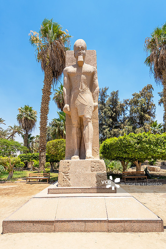 埃及孟菲斯拉美西斯二世雕像图片素材