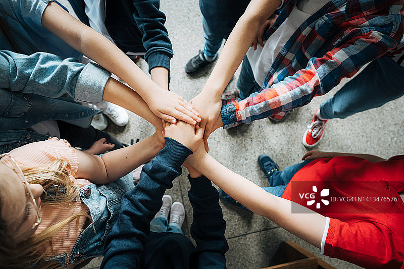 学校里小学生叠手的俯视图图片素材