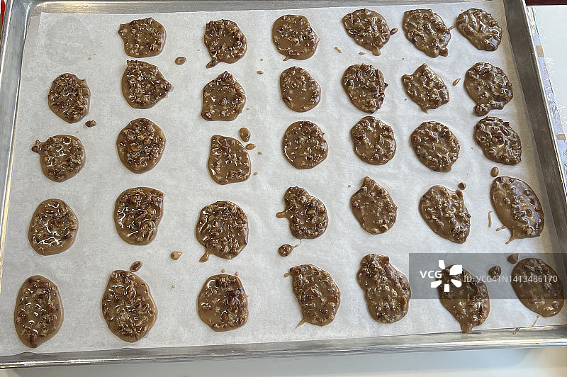 制作新鲜的山核桃果仁糖图片素材