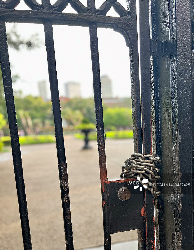 锁住的生锈铁链门图片素材