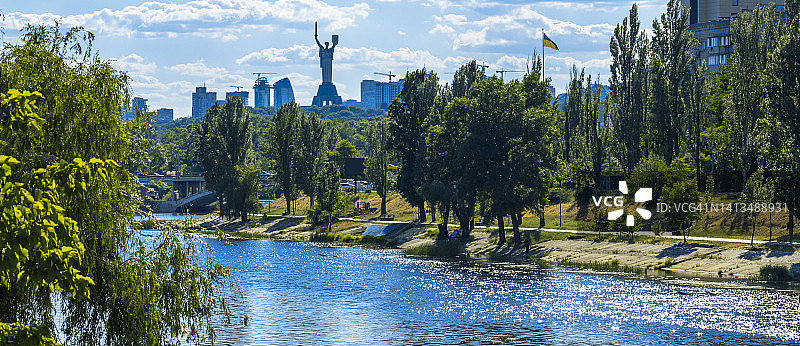 乌克兰祖国母亲纪念碑的夏季美景图片素材