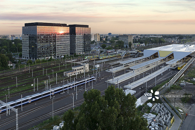 日落时分的华沙城市航拍全景图片素材