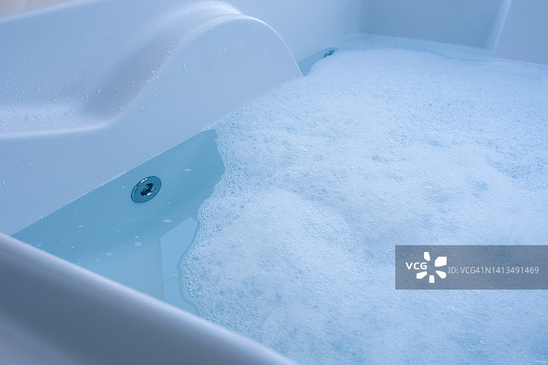 带泡沫的热水浴缸图片素材