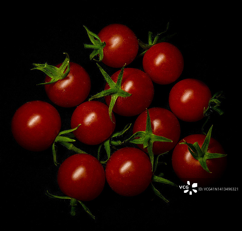 一束鲜红的成熟樱桃番茄图片素材