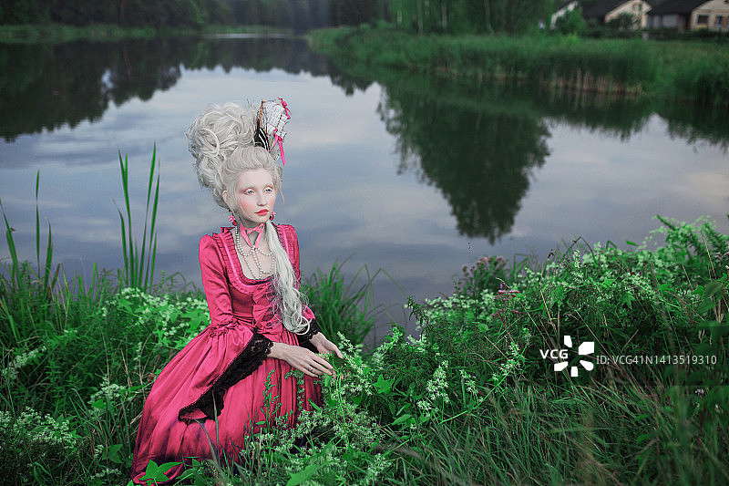 湖边金发文艺复兴公主图片素材