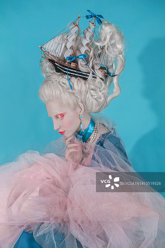蓝发文艺复兴公主。 美妆。 发型如船的童话洛可可女王在工作室里。 蓝色连衣裙模特。 具有历史发型的女人图片素材