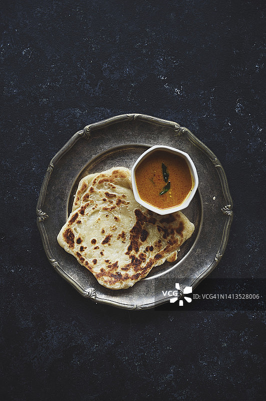 印度抛饼配咖喱鱼图片素材