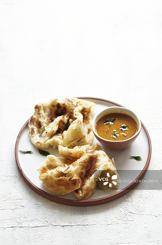 印度抛饼配咖喱鱼图片素材