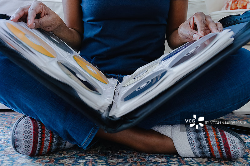 女人搜索她的CD收藏图片素材