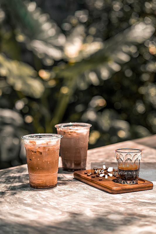 冰咖啡杯、热浓缩咖啡和咖啡豆图片素材