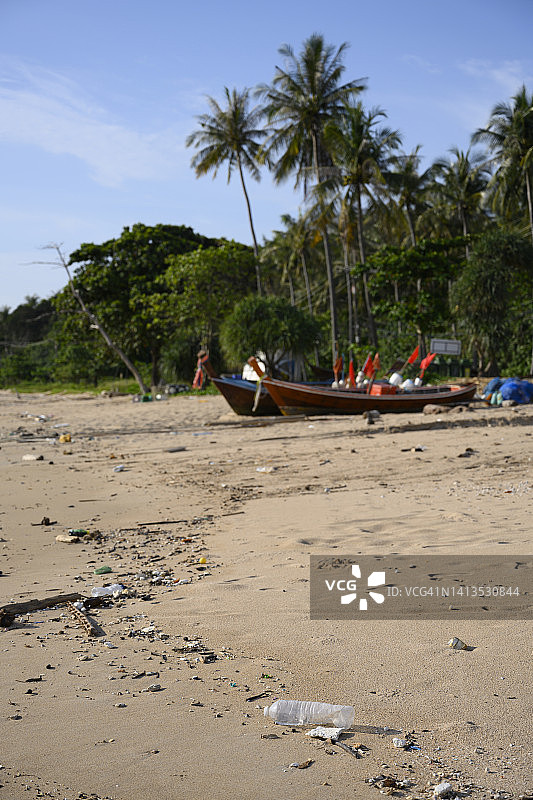 热带海滩上的垃圾图片素材