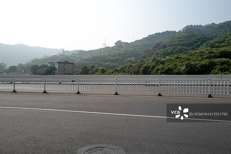 山区空旷的沥青路图片素材