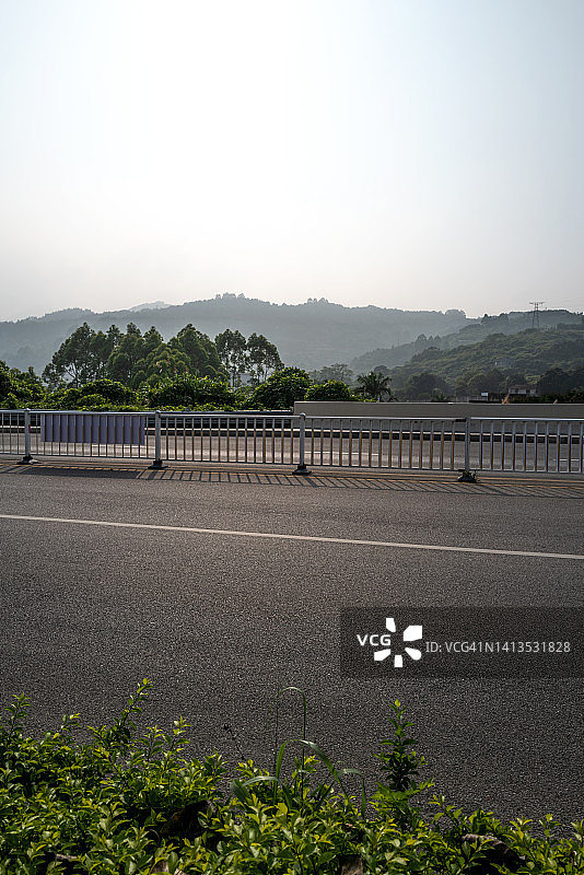 背光空沥青路图片素材