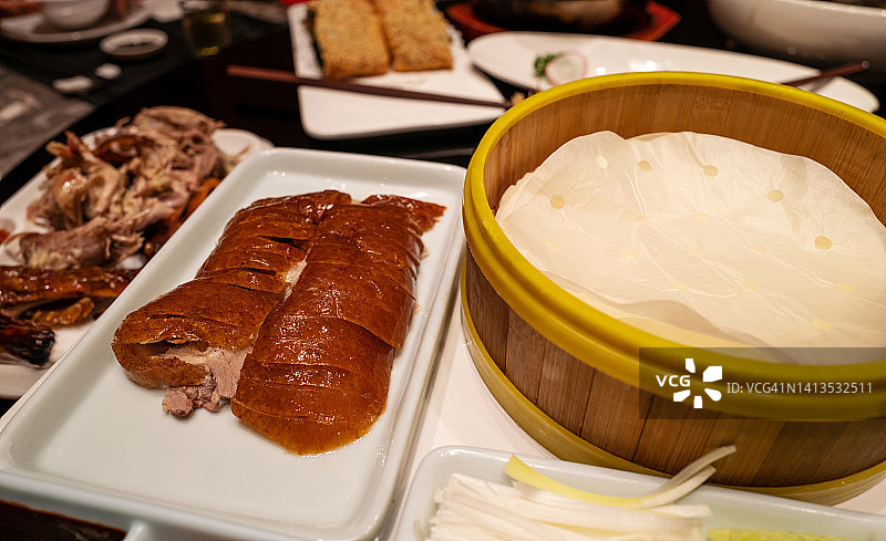 中式传统美食：北京烤鸭图片素材
