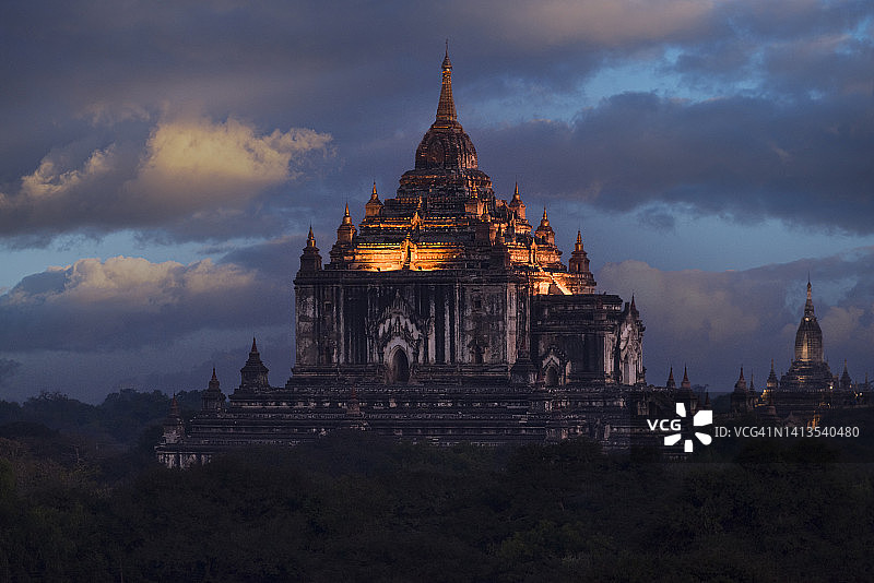 日落时分缅甸蒲甘的寺庙图片素材